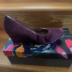 Vionic Suede Shoes. Fits to 7.5 US